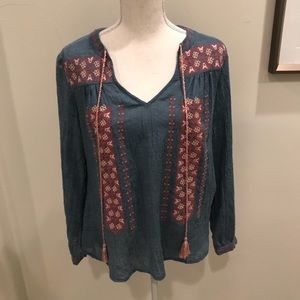 Long sleeve embroidered en créme blouse!!